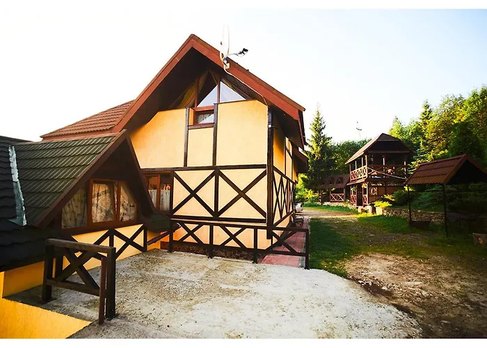 Готель 12 Місяців - Травень, басейн з підігрівом Славське